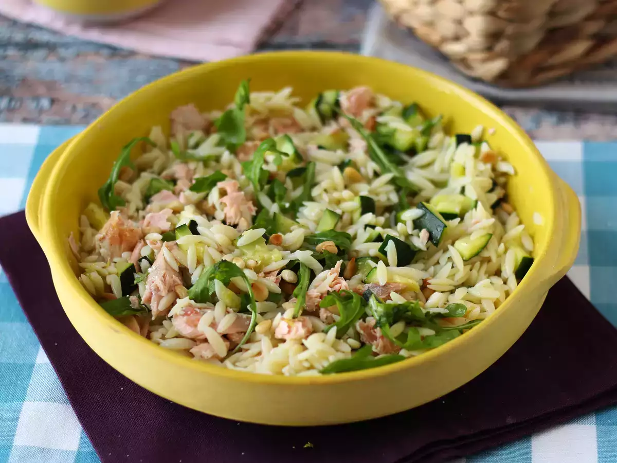 Orzo-Nudelsalat mit Lachs und Zucchini - foto 5