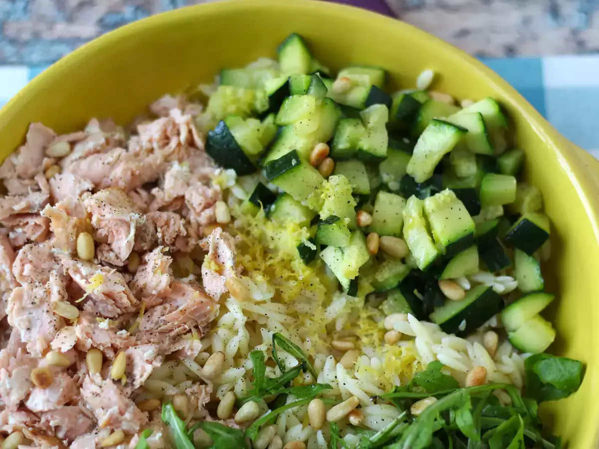 Orzo-Nudelsalat mit Lachs und Zucchini - foto 6