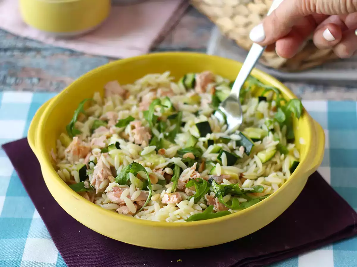 Orzo-Nudelsalat mit Lachs und Zucchini - foto 7