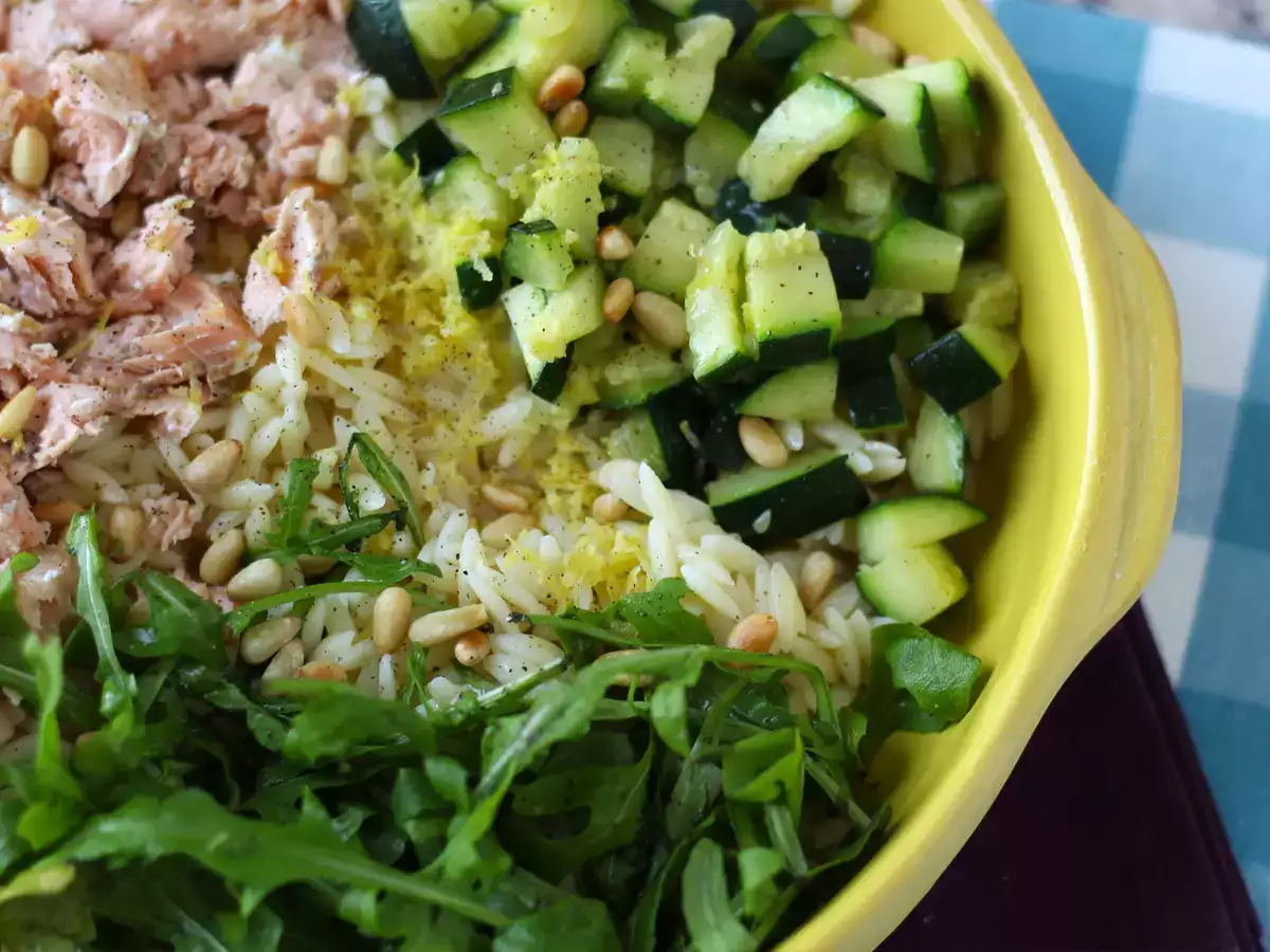 Orzo-Nudelsalat mit Lachs und Zucchini - foto 8