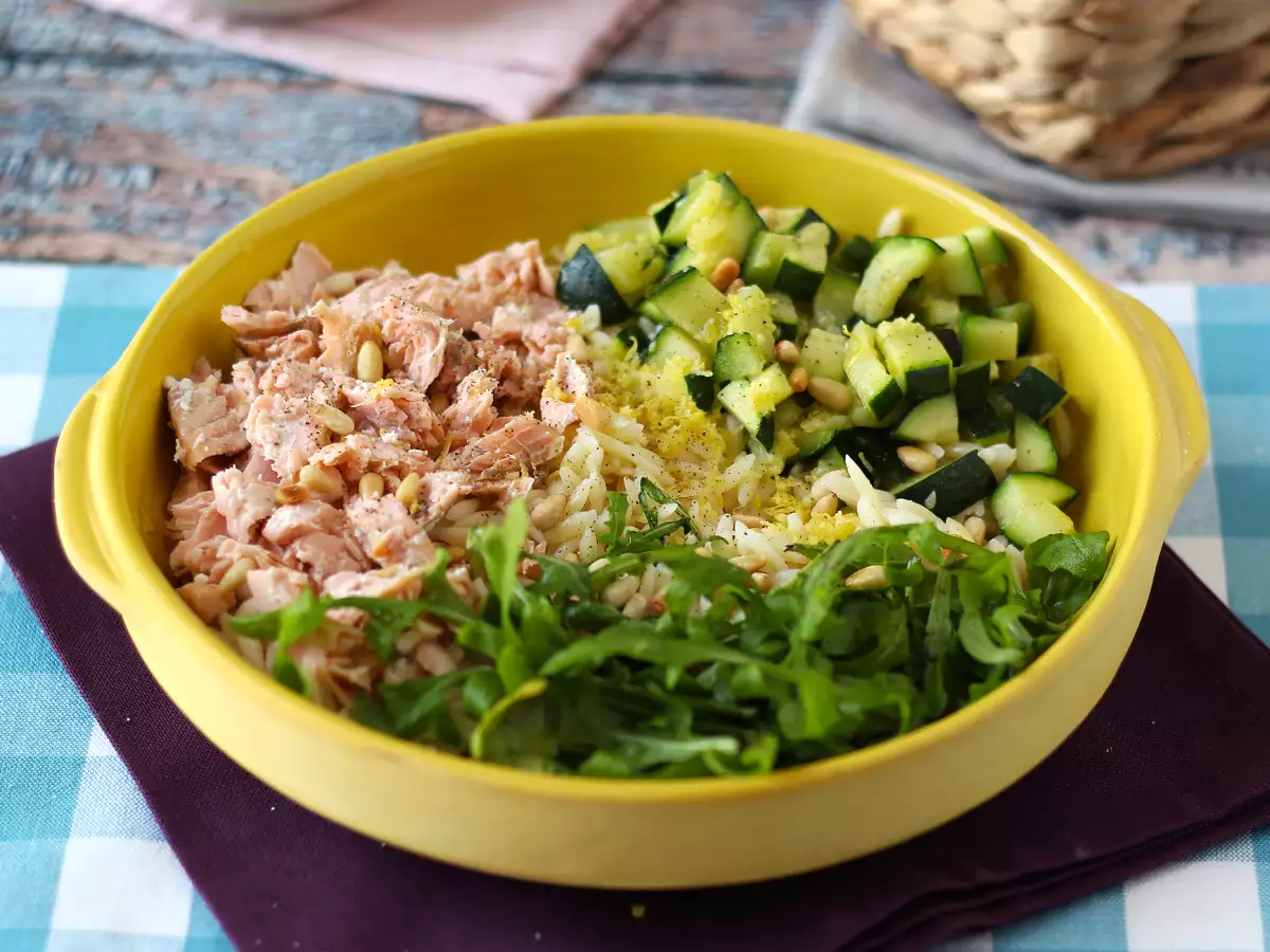 Orzo-Nudelsalat mit Lachs und Zucchini - foto 9