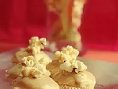 Oscar-cupcakes mit karamell-creme & honig-popcorn