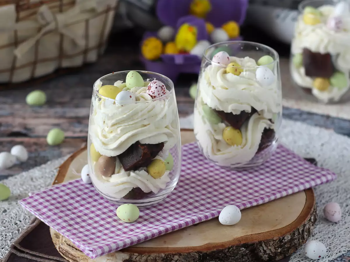 Osterdessert im Glas mit Brownie und Schlagsahne