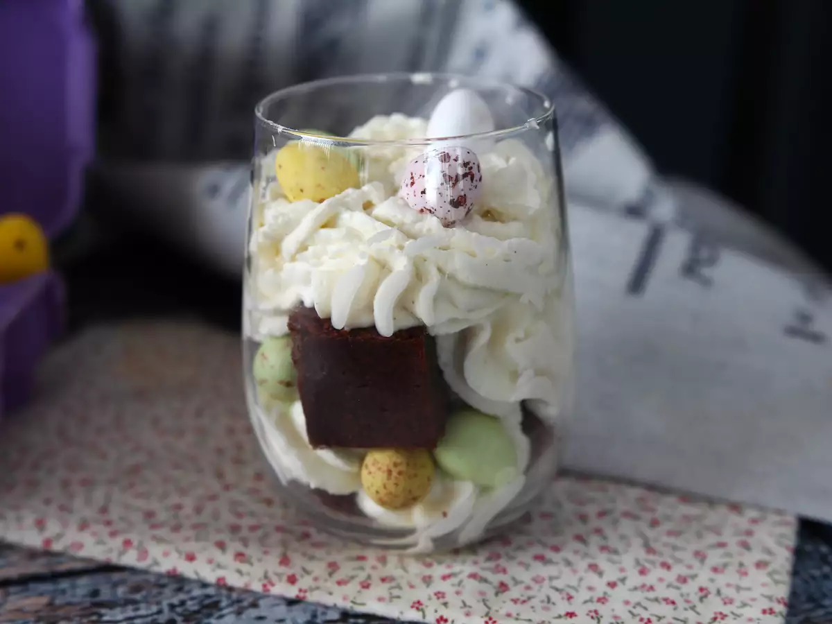 Osterdessert im Glas mit Brownie und Schlagsahne - foto 2