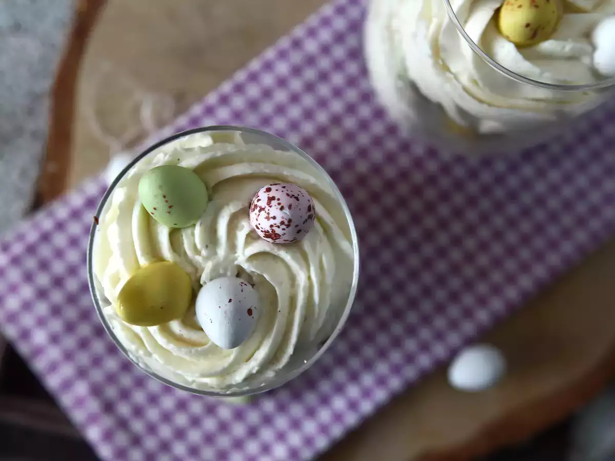 Osterdessert im Glas mit Brownie und Schlagsahne - foto 3