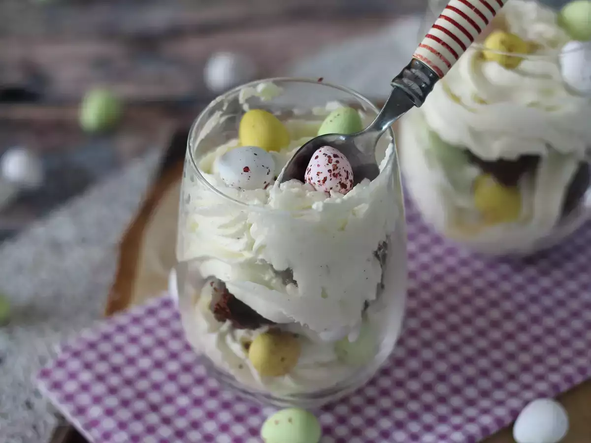 Osterdessert im Glas mit Brownie und Schlagsahne - foto 4