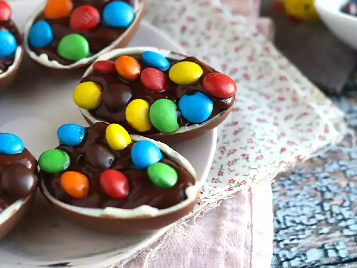 Ostereier gefüllt mit einer Schokoladendessertcreme und M&M's - foto 2