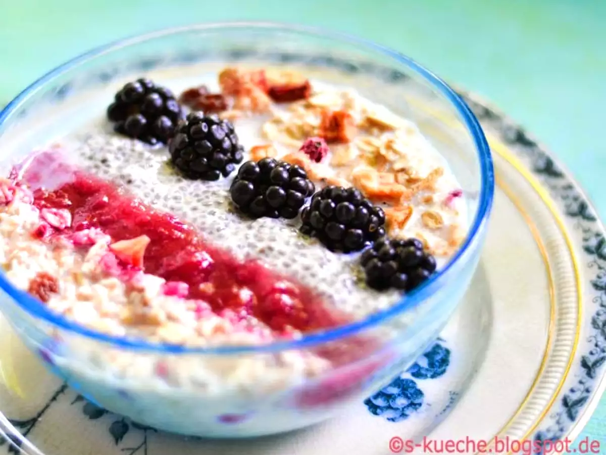 Overnight Oats mit Beeren Chia und Müsli