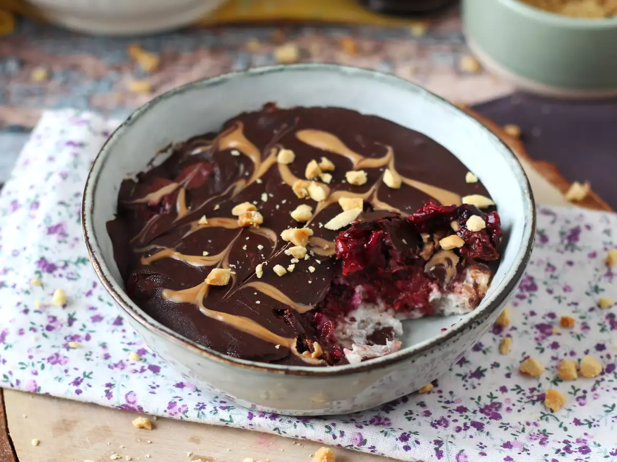 Overnight Oats mit roten Beeren und Schokolade – ein gesundes, sättigendes Frühstück!