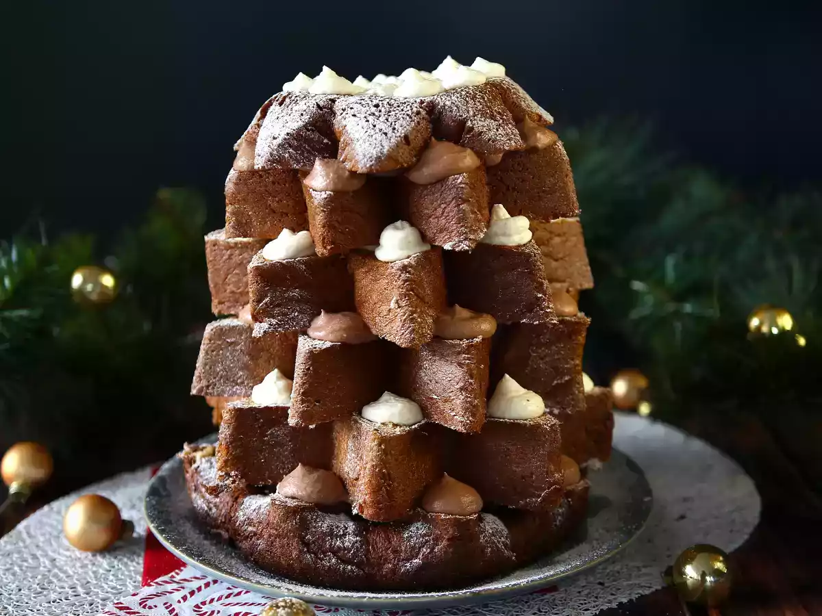 Pandoro-Brioche gefüllt mit Nutella- und Vanillecreme in Form eines Weihnachtsbaums