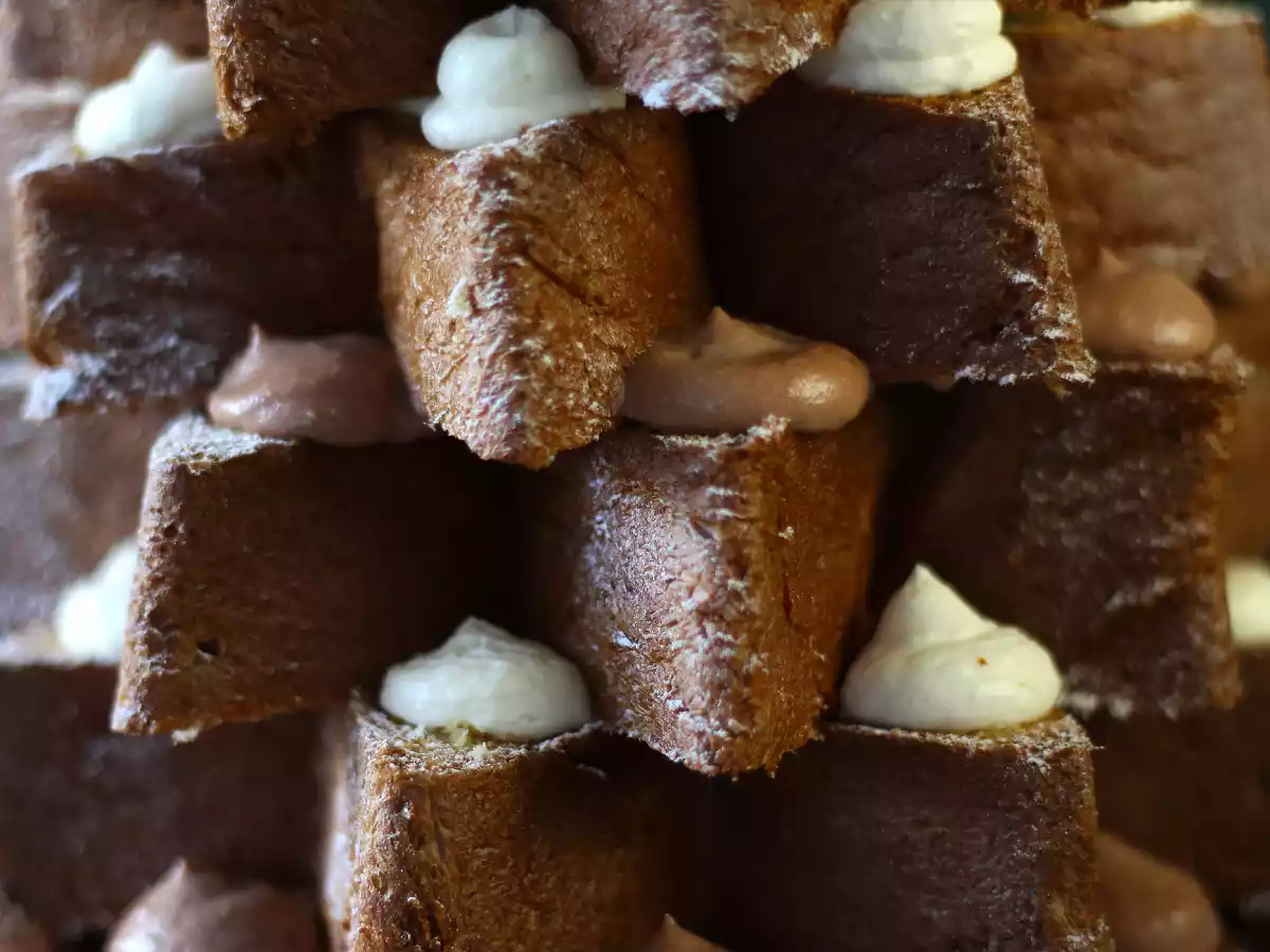 Pandoro-Brioche gefüllt mit Nutella- und Vanillecreme in Form eines Weihnachtsbaums - foto 2