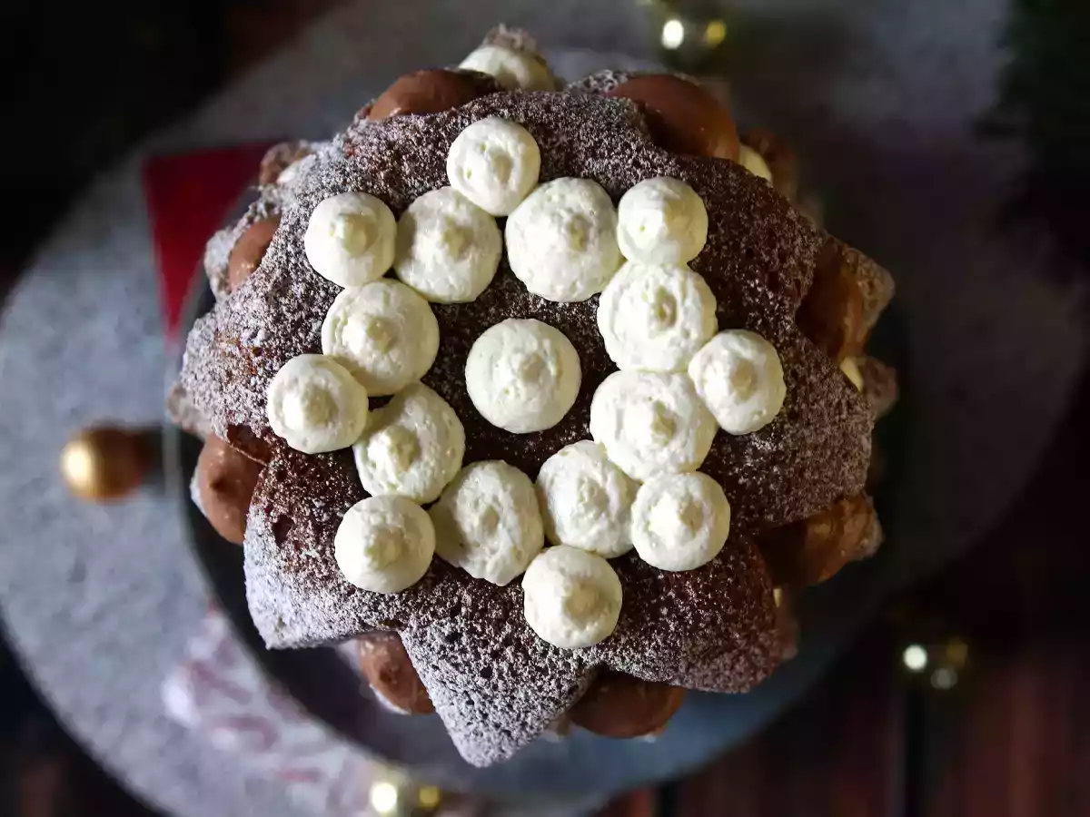 Pandoro-Brioche gefüllt mit Nutella- und Vanillecreme in Form eines Weihnachtsbaums - foto 3