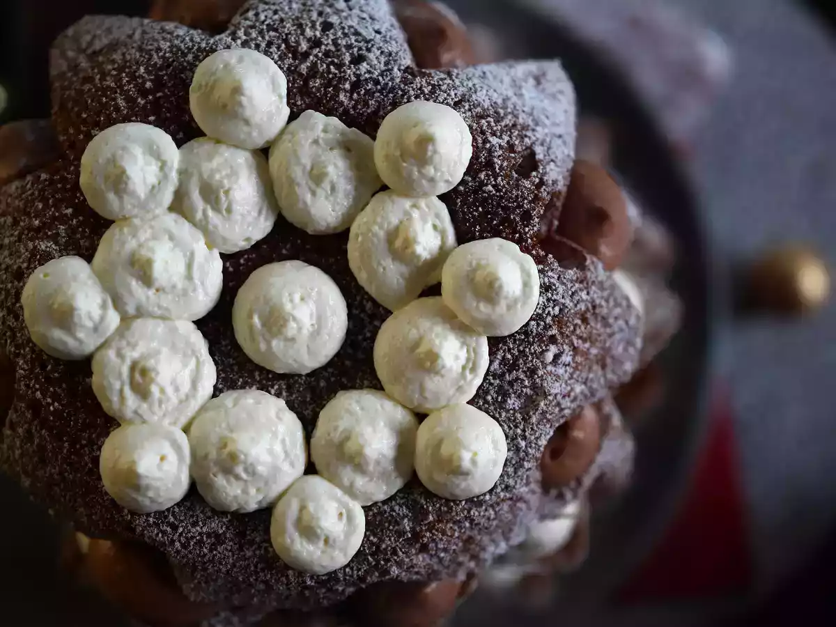 Pandoro-Brioche gefüllt mit Nutella- und Vanillecreme in Form eines Weihnachtsbaums - foto 8