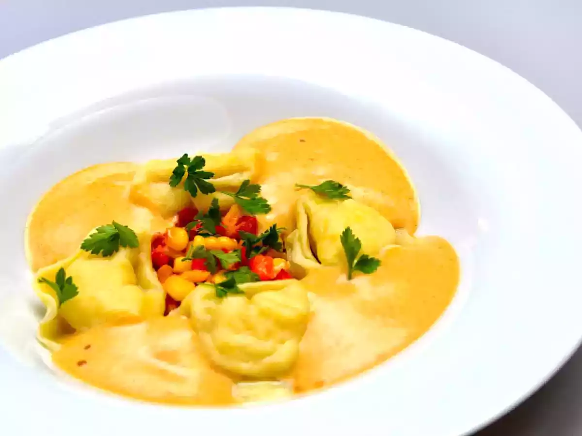 Pannonische Hechttascherl mit Specksauce, Paprika und Mais