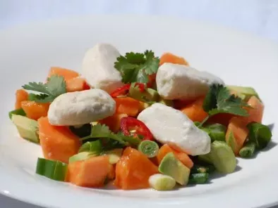 Papaya-Salat und Ricotta-Nockerl