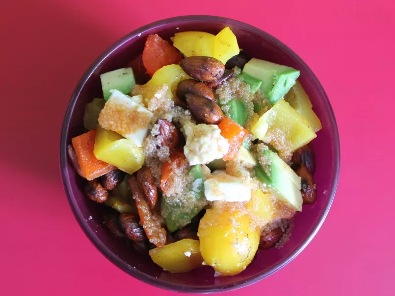 Paprika-Avocado-Feta-Salat mit gerösteten Mandeln und Amaranth-Vinaigrette - foto 2