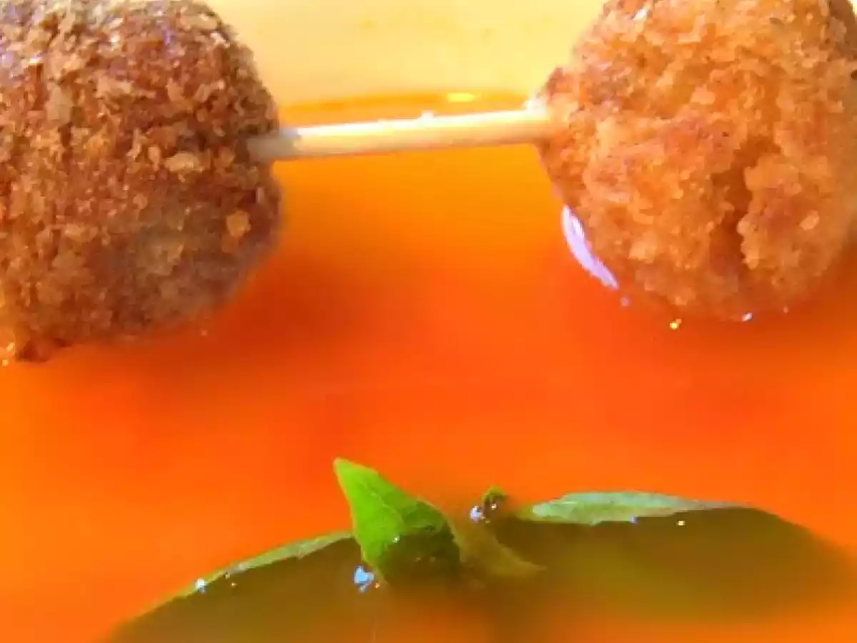 Paprikabrühe mit zweierlei Geflügelpralinen