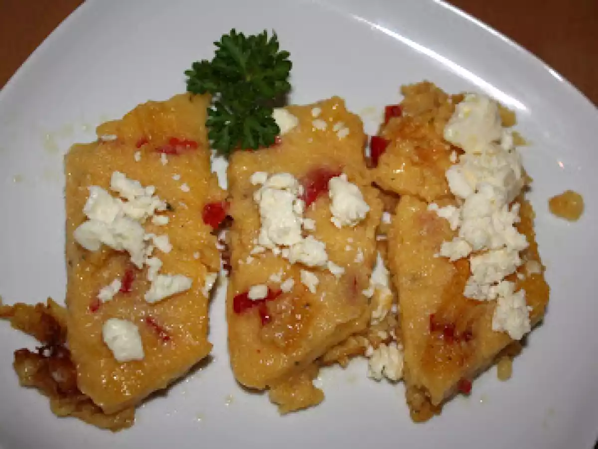 Paprikapolenta mit Schafskäse
