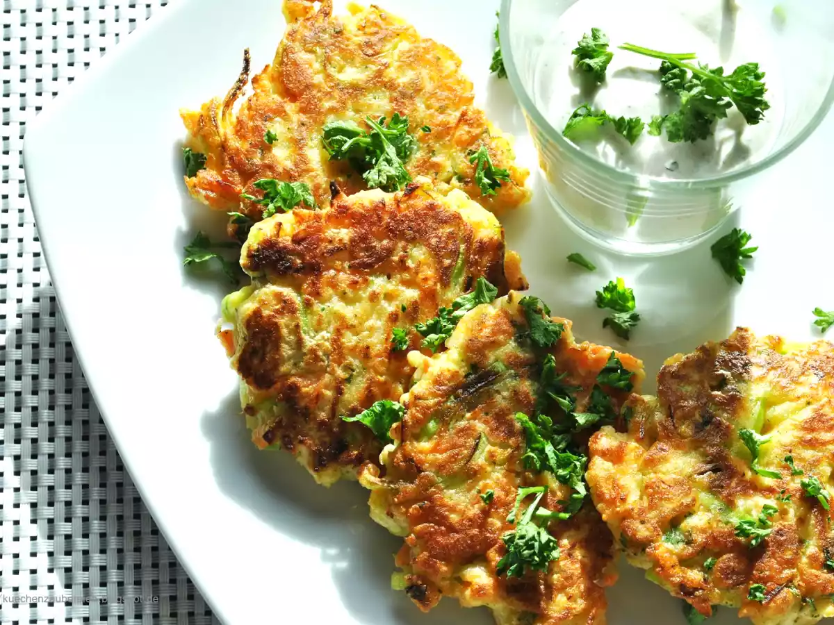 Parmesan-Gemüsebratlinge mit kräuterigem Sauerrahm-Frischkäse-Dip