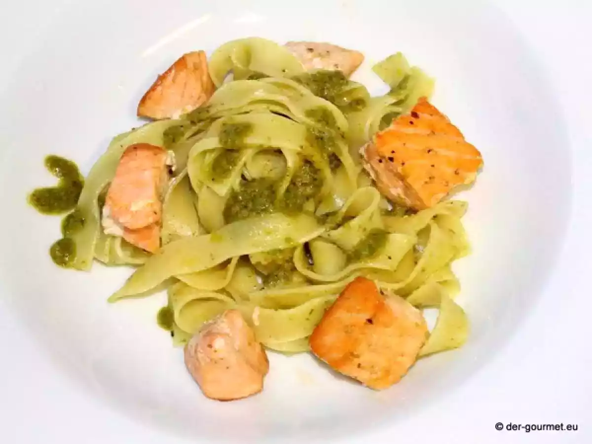 Pasta al limone con salmone e pesto