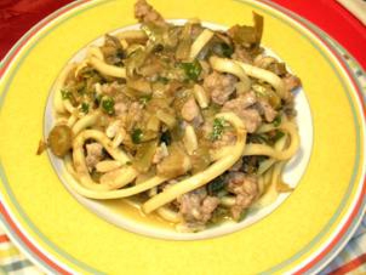 Pasta -Bucatini- mit Salsiccia, Artischocken und Pinienkernen