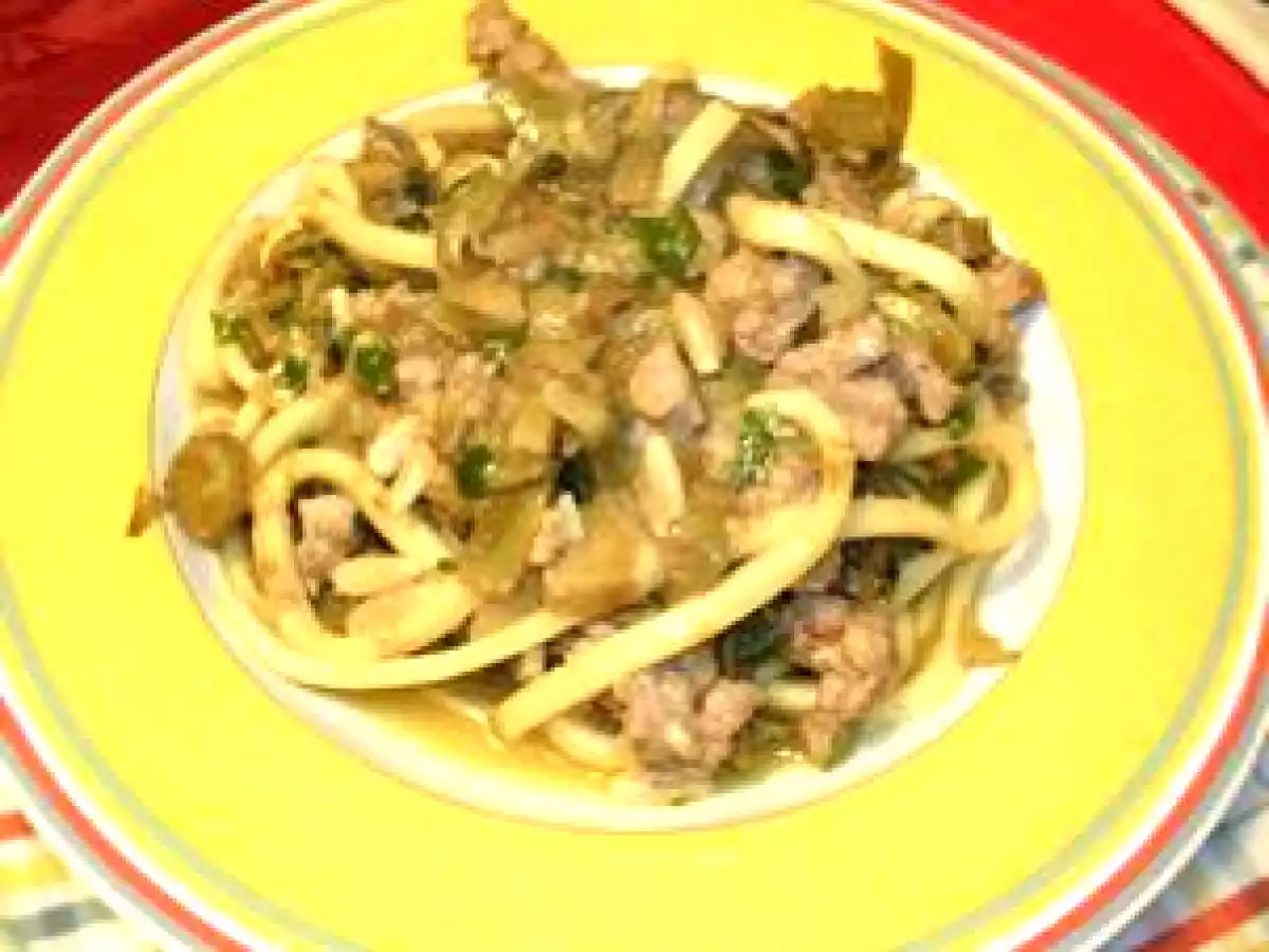 Pasta -Bucatini- mit Salsiccia, Artischocken und Pinienkernen