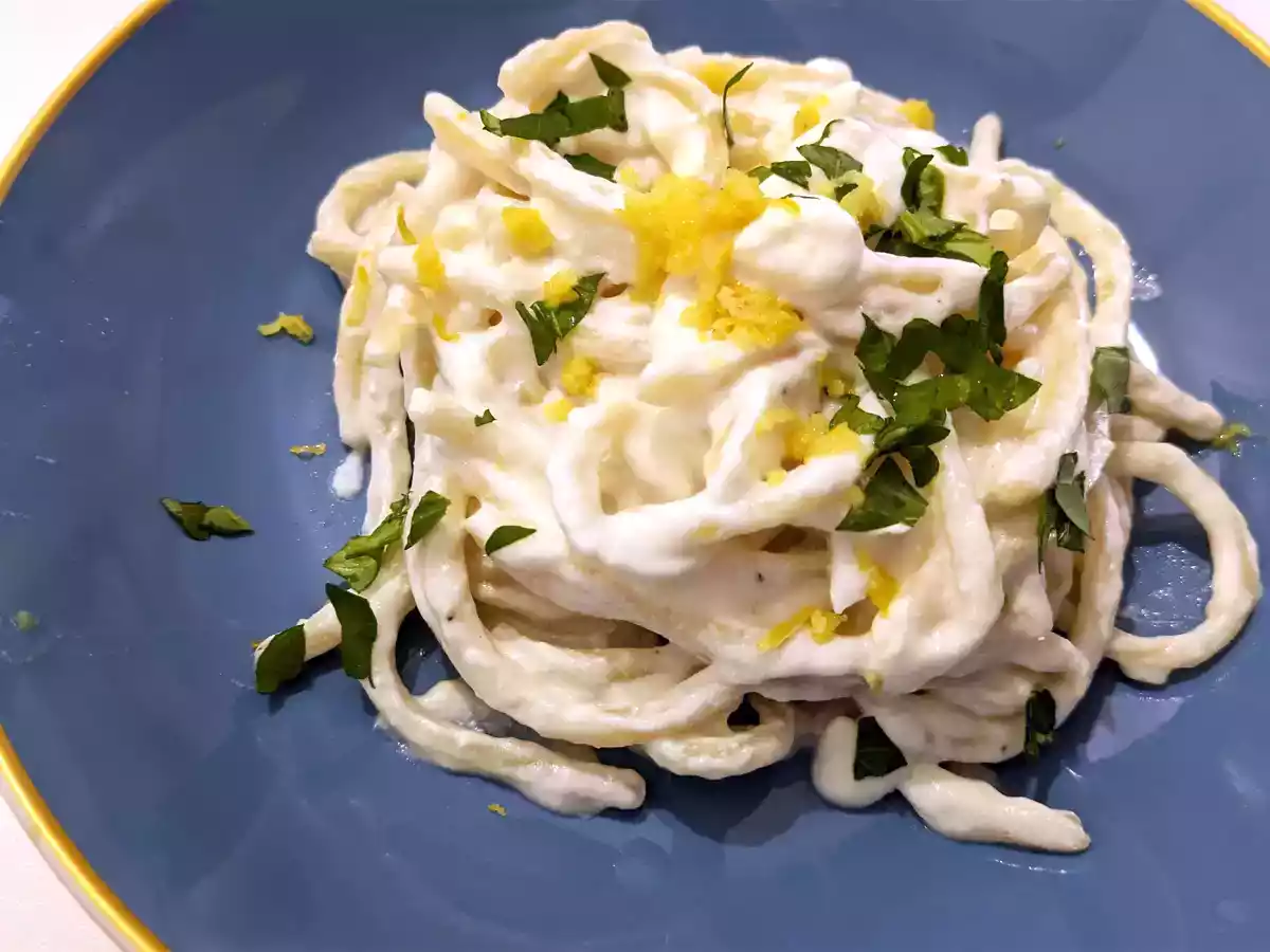 Pasta mit Ricotta und Zitrone, ein delikater erster Gang, der sehr einfach zuzubereiten ist!