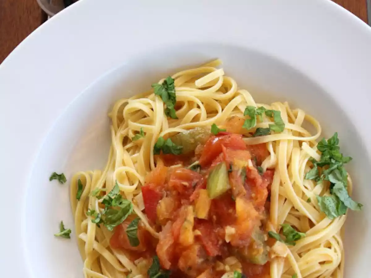 Pasta mit Tomaten-Chilisenf-Sauce