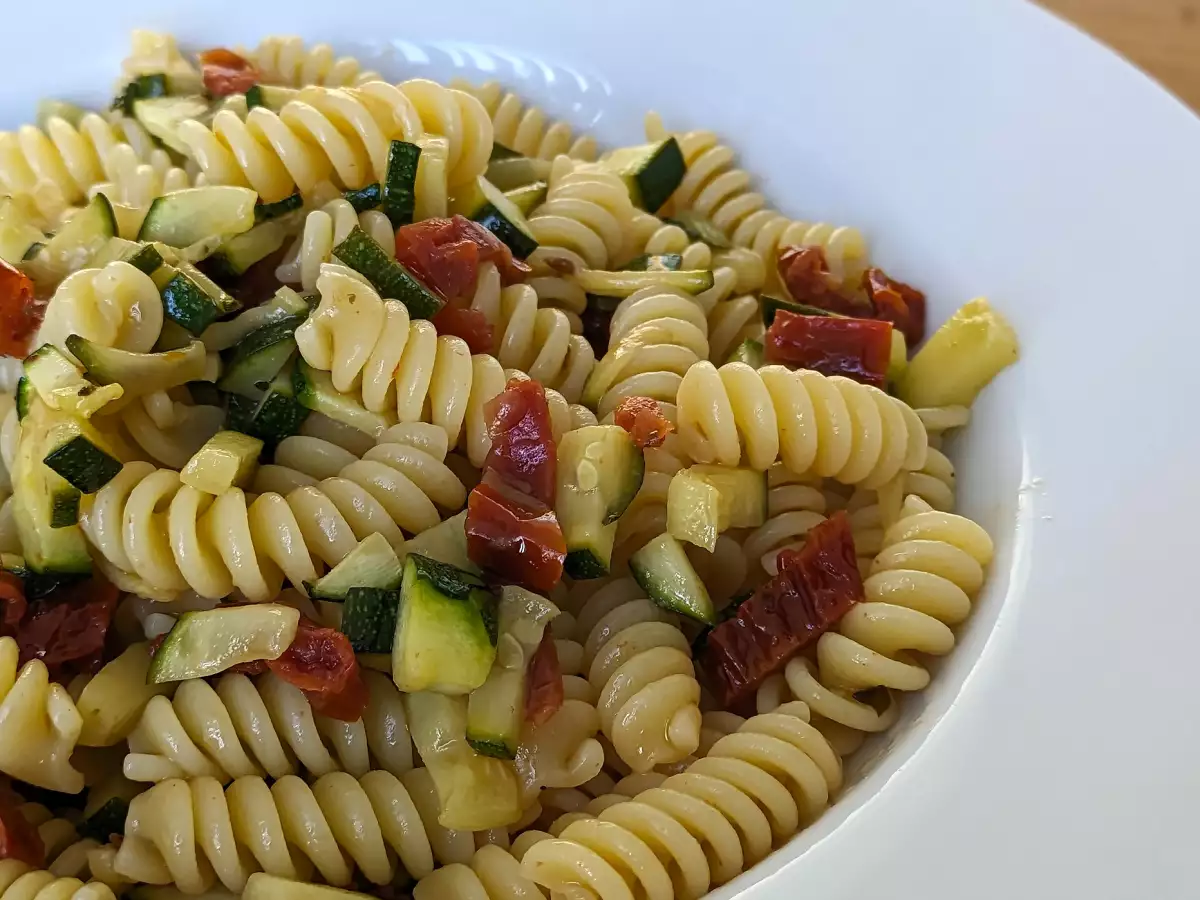Pasta mit Zucchini und getrockneten Tomaten: ein schnelles und köstliches Nudelgericht! - foto 5