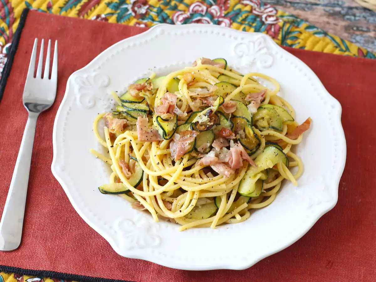 Pasta mit Zucchini und knusprigem Speck: einfaches Rezept für Mittag- und Abendessen - foto 4