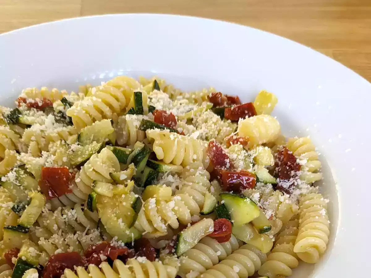 Pasta mit Zucchini und sonnengetrockneten Tomaten: ein schneller und schmackhafter erster Gang!