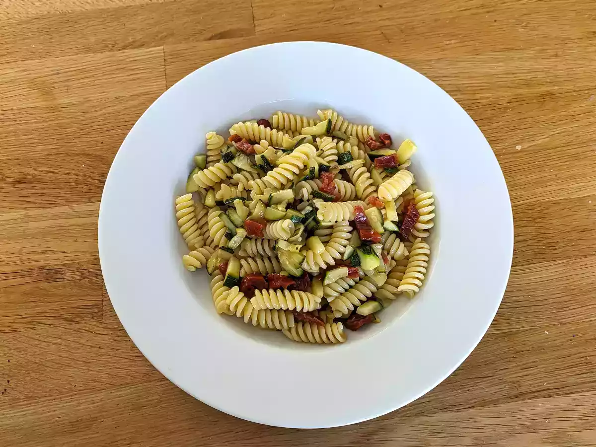 Pasta mit Zucchini und sonnengetrockneten Tomaten: ein schneller und schmackhafter erster Gang! - foto 2
