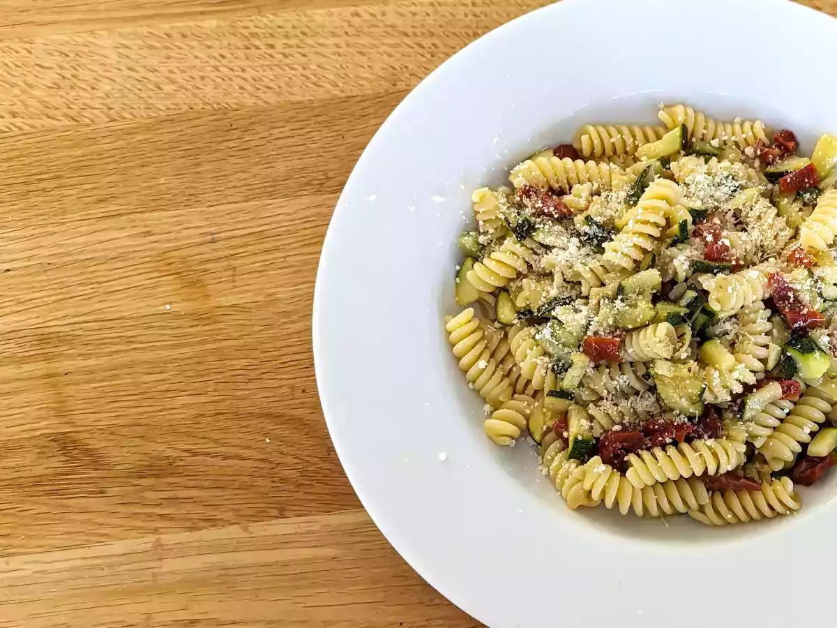 Pasta mit Zucchini und sonnengetrockneten Tomaten: ein schneller und schmackhafter erster Gang! - foto 3