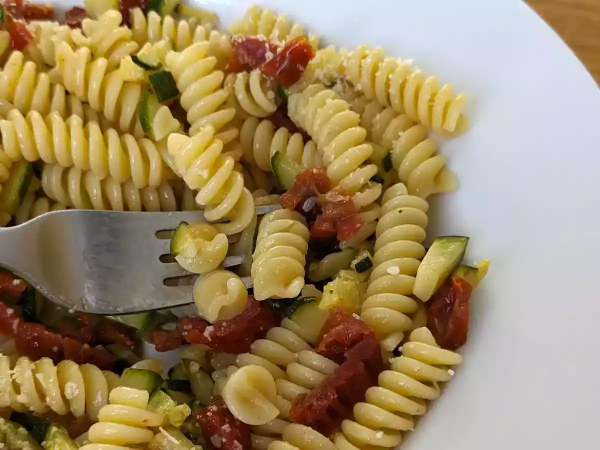 Pasta mit Zucchini und sonnengetrockneten Tomaten: ein schneller und schmackhafter erster Gang! - foto 4