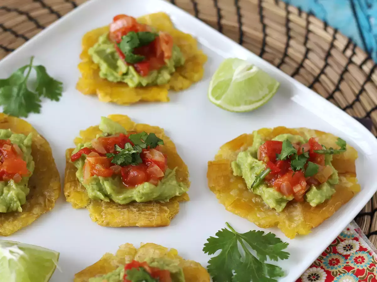 Patacones: kolumbianische Kochbananen-Tostones mit Guacamole und Tomaten