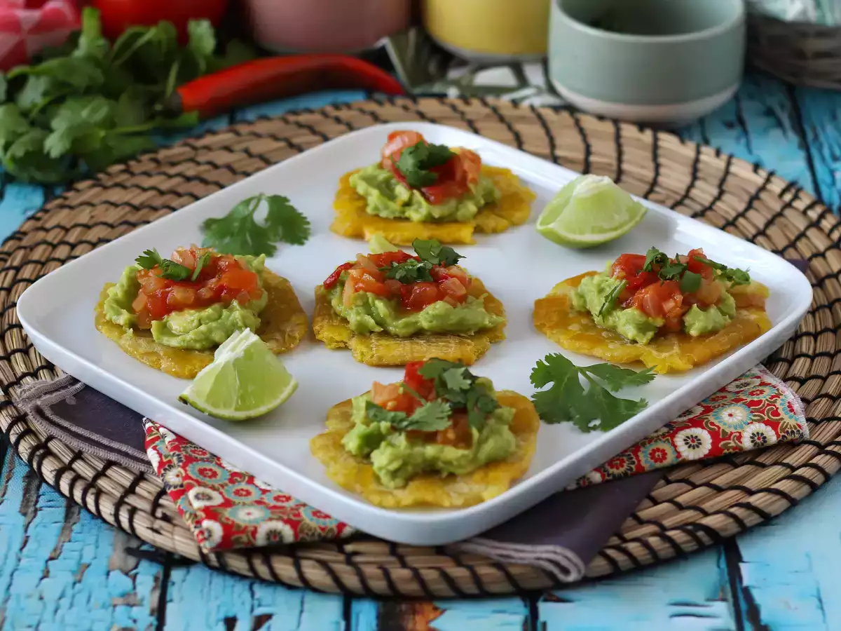 Patacones: kolumbianische Kochbananen-Tostones mit Guacamole und Tomaten - foto 2