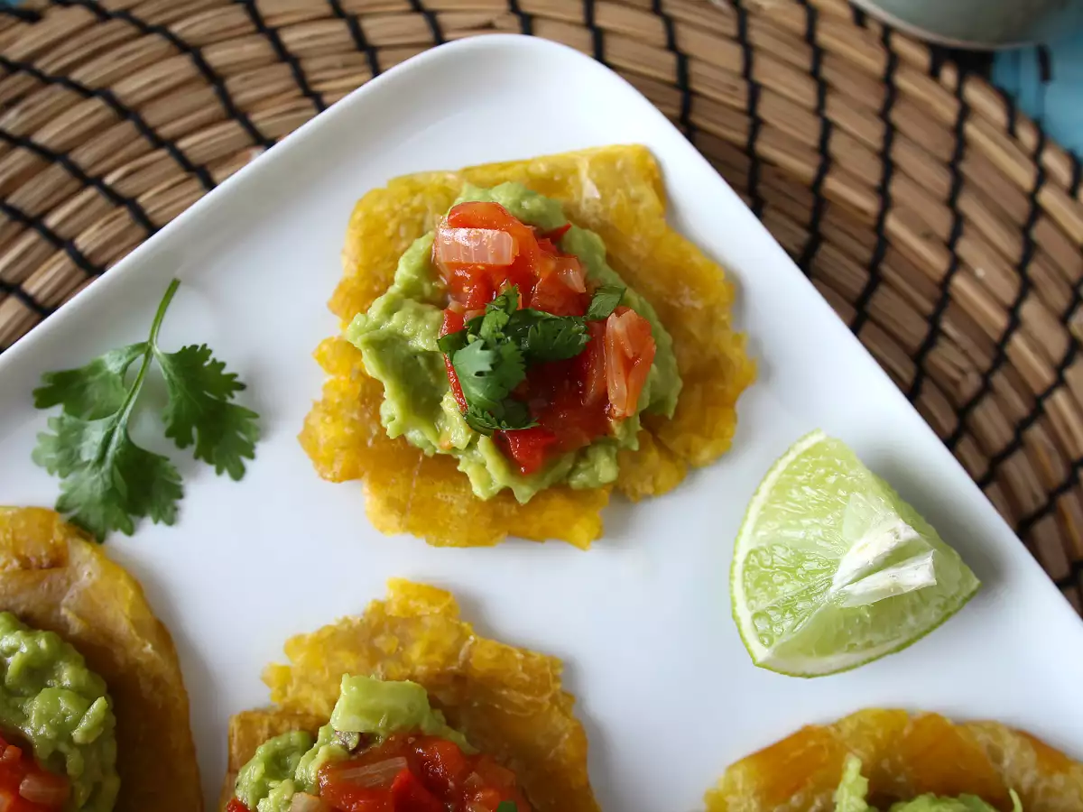 Patacones: kolumbianische Kochbananen-Tostones mit Guacamole und Tomaten - foto 3