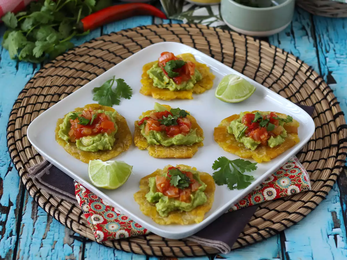 Patacones: kolumbianische Kochbananen-Tostones mit Guacamole und Tomaten - foto 4