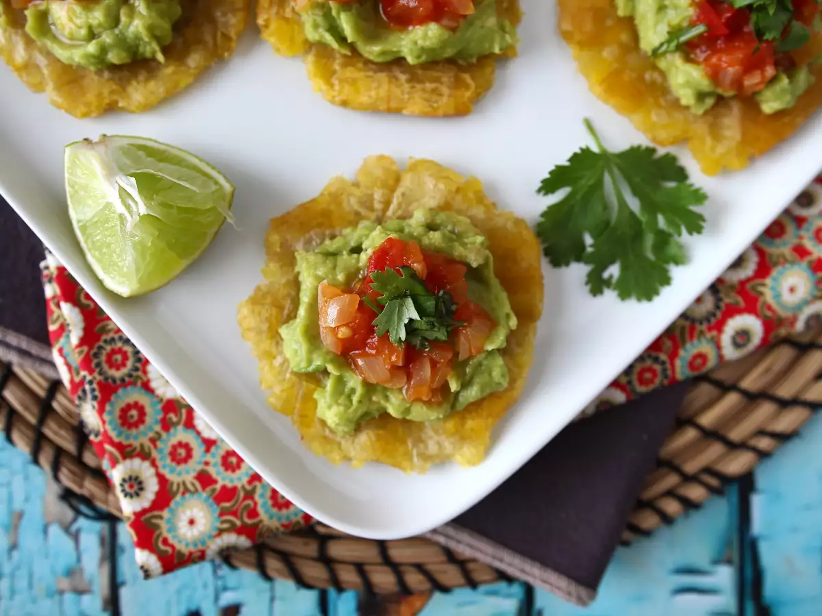Patacones: kolumbianische Kochbananen-Tostones mit Guacamole und Tomaten - foto 6