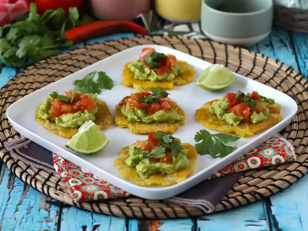 Patacones, kolumbianischer Kochbananentoast mit Guacamole und Tomaten - foto 2