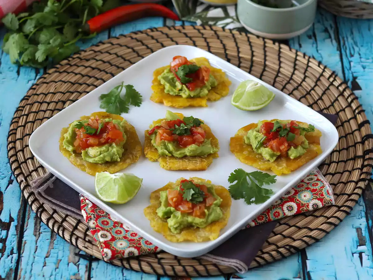 Patacones, kolumbianischer Kochbananentoast mit Guacamole und Tomaten - foto 4