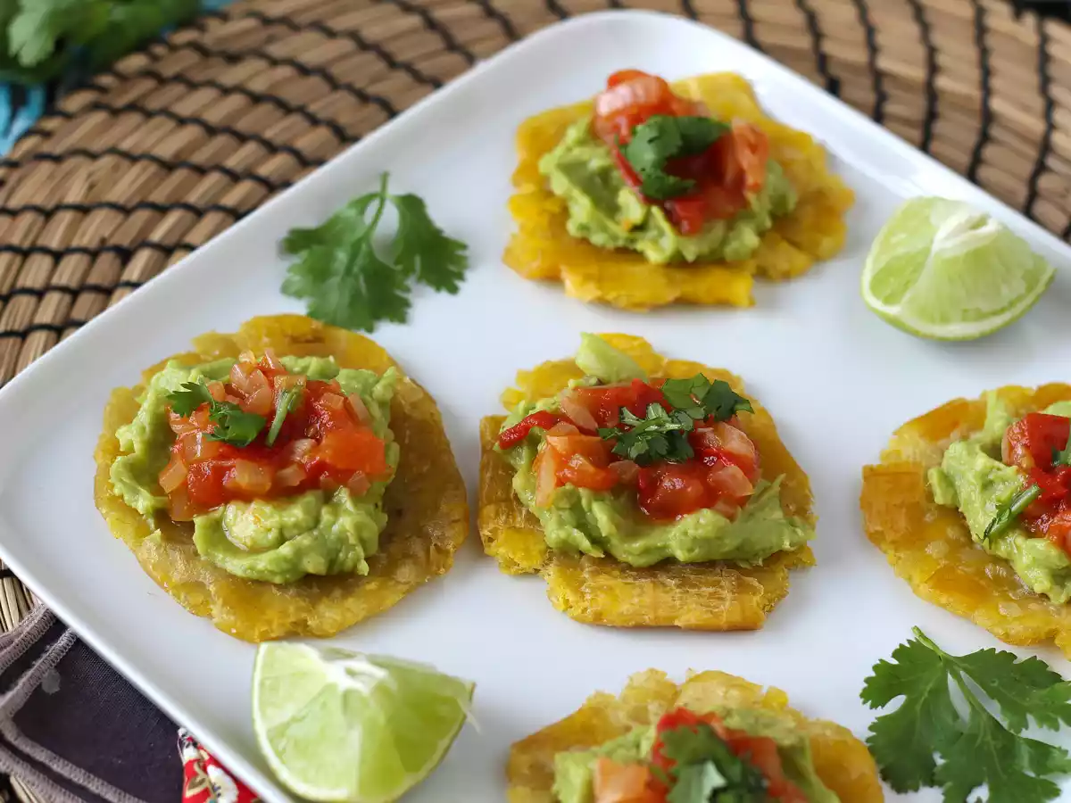 Patacones, kolumbianischer Kochbananentoast mit Guacamole und Tomaten - foto 5