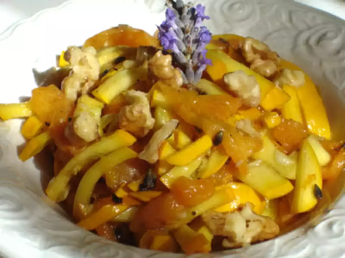 Pâtissonkürbissalat mit Aprikosen, Lavendel und Walnüssen