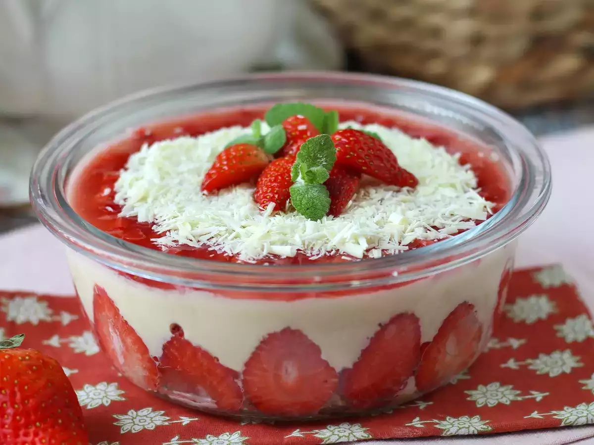 Pavê de morango, die brasilianische Nachspeise aus Erdbeeren und Kondensmilch, die am besten kalt gegessen wird - foto 3