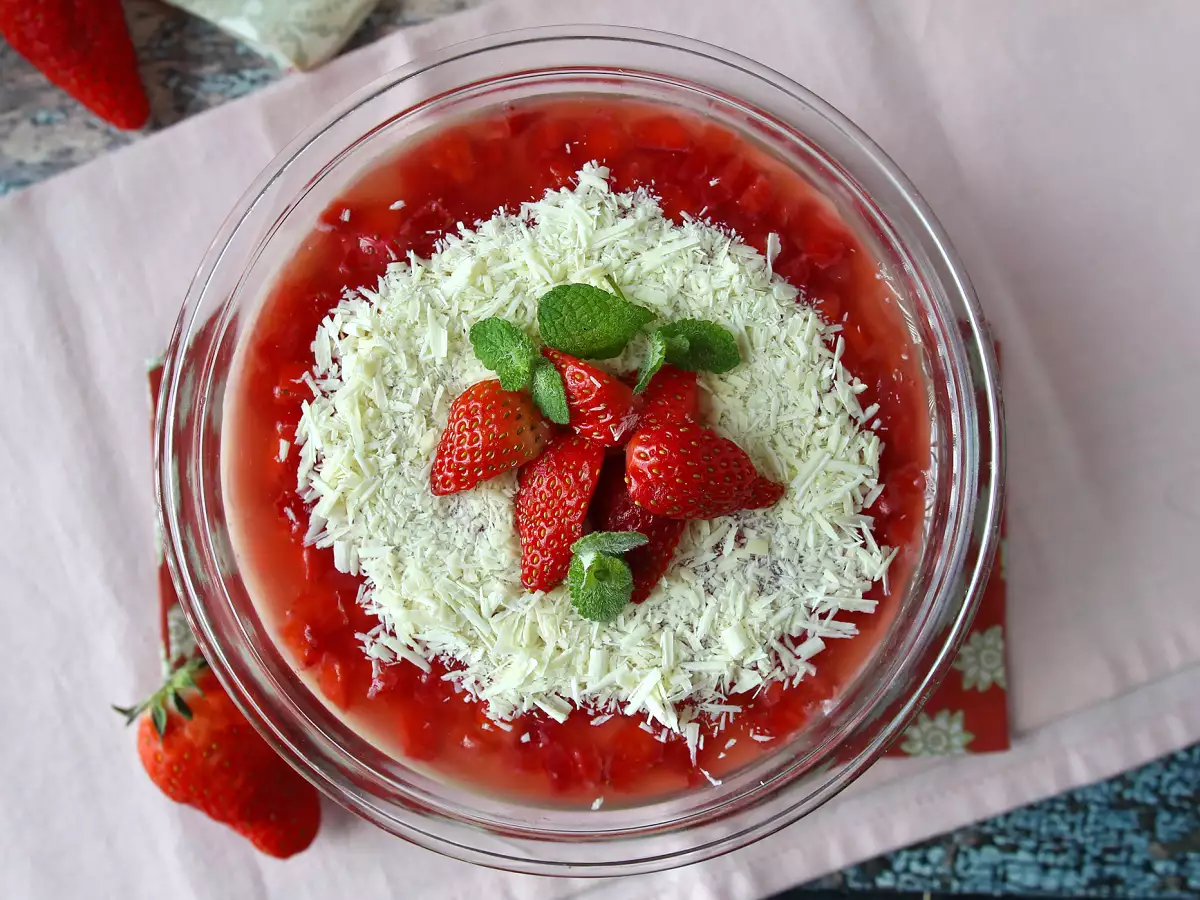 Pavê de morango, die brasilianische Nachspeise aus Erdbeeren und Kondensmilch, die am besten kalt gegessen wird - foto 4