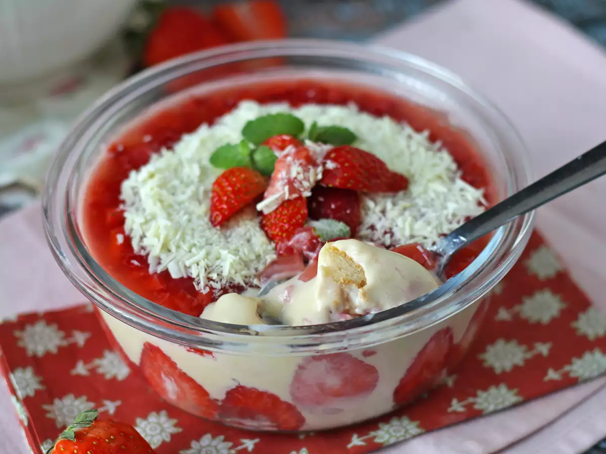 Pavê de morango, die brasilianische Nachspeise aus Erdbeeren und Kondensmilch, die am besten kalt gegessen wird - foto 5