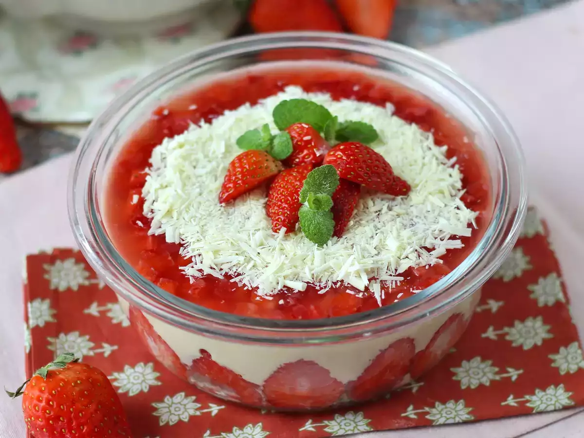 Pavê de morango, die brasilianische Nachspeise aus Erdbeeren und Kondensmilch, die am besten kalt gegessen wird - foto 6