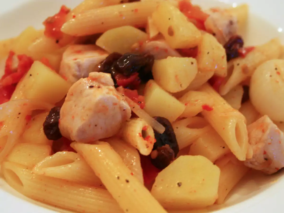 Penne mit Kaninchen, getrockneten Tomaten und Rosinen