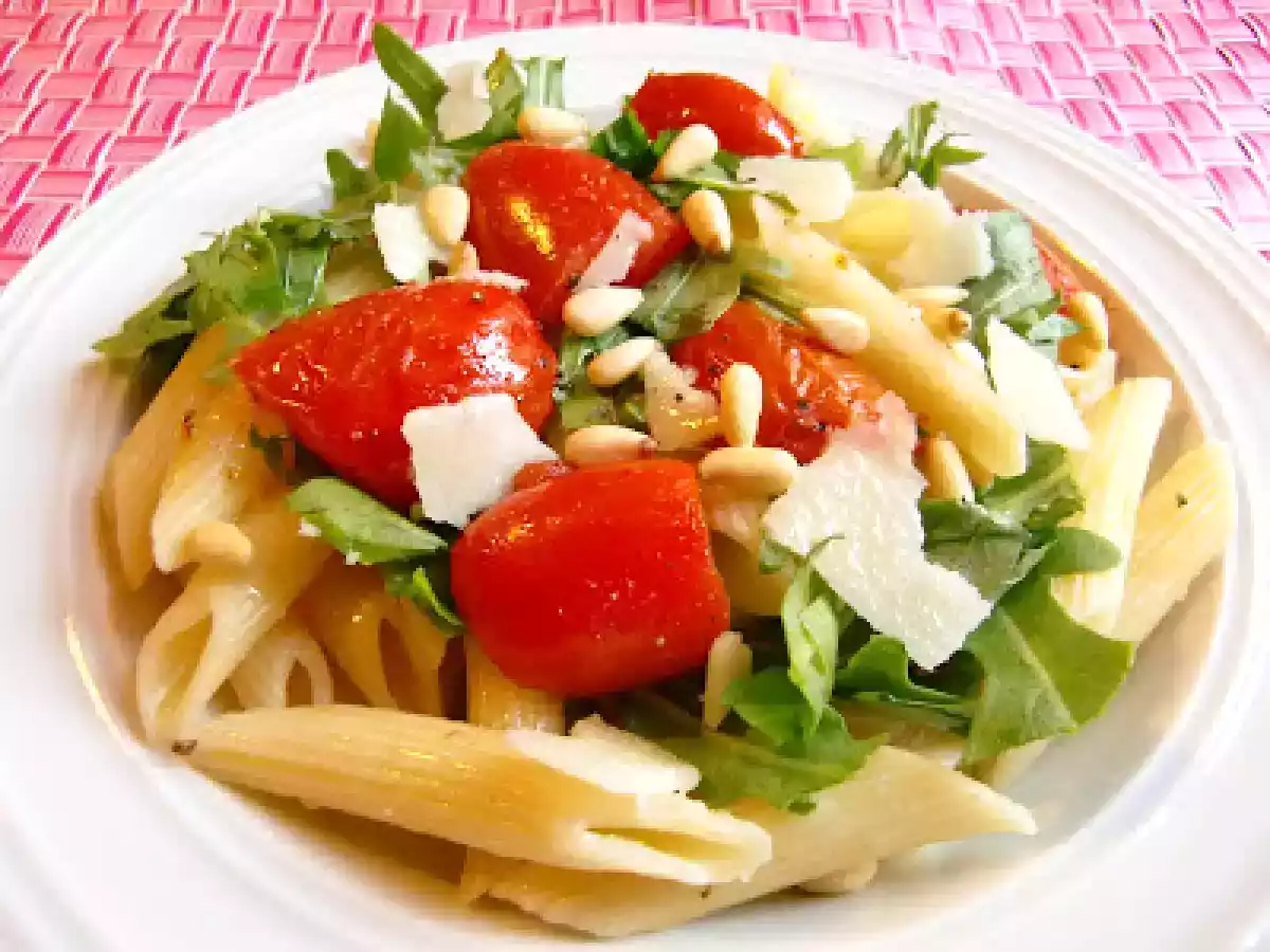Penne mit Rucola, Tomaten und Pinienkernen