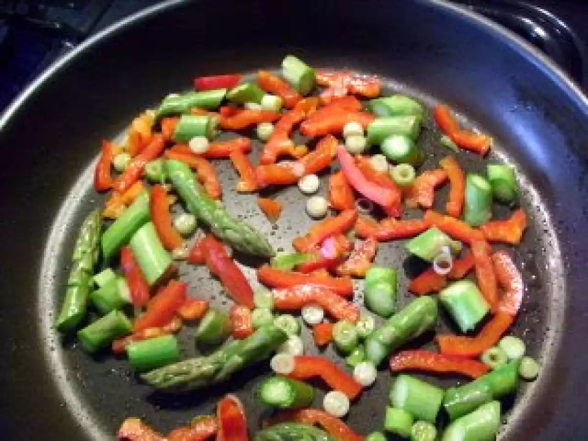 Penne mit Spargel-Paprika-Tomaten Sugo - foto 2